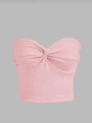 Rosa ribbad bandeau topp från SHEIN - Säljer en ljusrosa bandeau topp från SHEIN i storlek XS. Toppen är ribbad och har en snygg twistdetalj framtill som ger en cool sopranovibe. Gjord i mjukt stretchigt material som sitter tajt och bekvämt. Perfekt till sommarens alla looks!