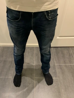 Replay Hyperflex Anbass jeans - Säljer dessa jätte feta replay jeans W33 L32 och har en snygg faded färg och passar/matchar med allt. Skriv gärna vid intresse.