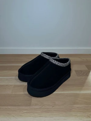 Svarta Uggs - Svarta Uggs-liknande skor, som nya använda en gång.