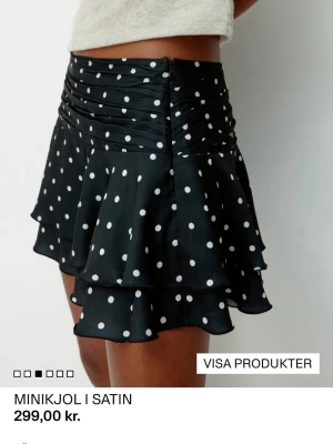 Prickig kjol - Superfin prickig minikjol i satin från h&m. Storlek xs. Nyskick🩷