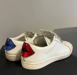 Ysl sneakers 👟  - Säljer ett par vita sneakers med snygga detaljer på baksidan av skorna. Märket är alltså Yves Saint Laurent och de har storleken 41 men sitter lite större. Nypris: 7000kr+ | Mitt pris: 1499kr, endast skorna följer med, skriv vid funderingar och jag diskuterar gärna priset!