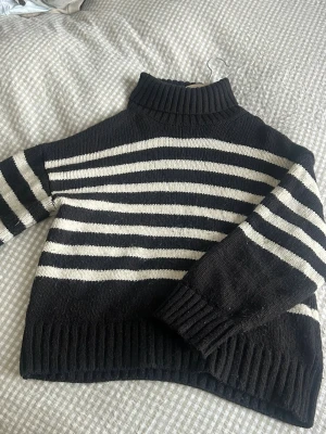 Stickad tröja - En svart och vit stickad tröja med polo krage. (Har några skavanker de bild) en och ett halvår gammal från NAKD❤️