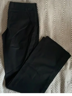 Svarta kostymbyxor från Zara Basic - Snygga svarta kostymbyxor från Zara Basic med klassisk rak passform. Byxorna har en stilren design. Perfekta för dig som gillar en enkel och clean look. Säljer dom då jag ej kunde ha dom💕