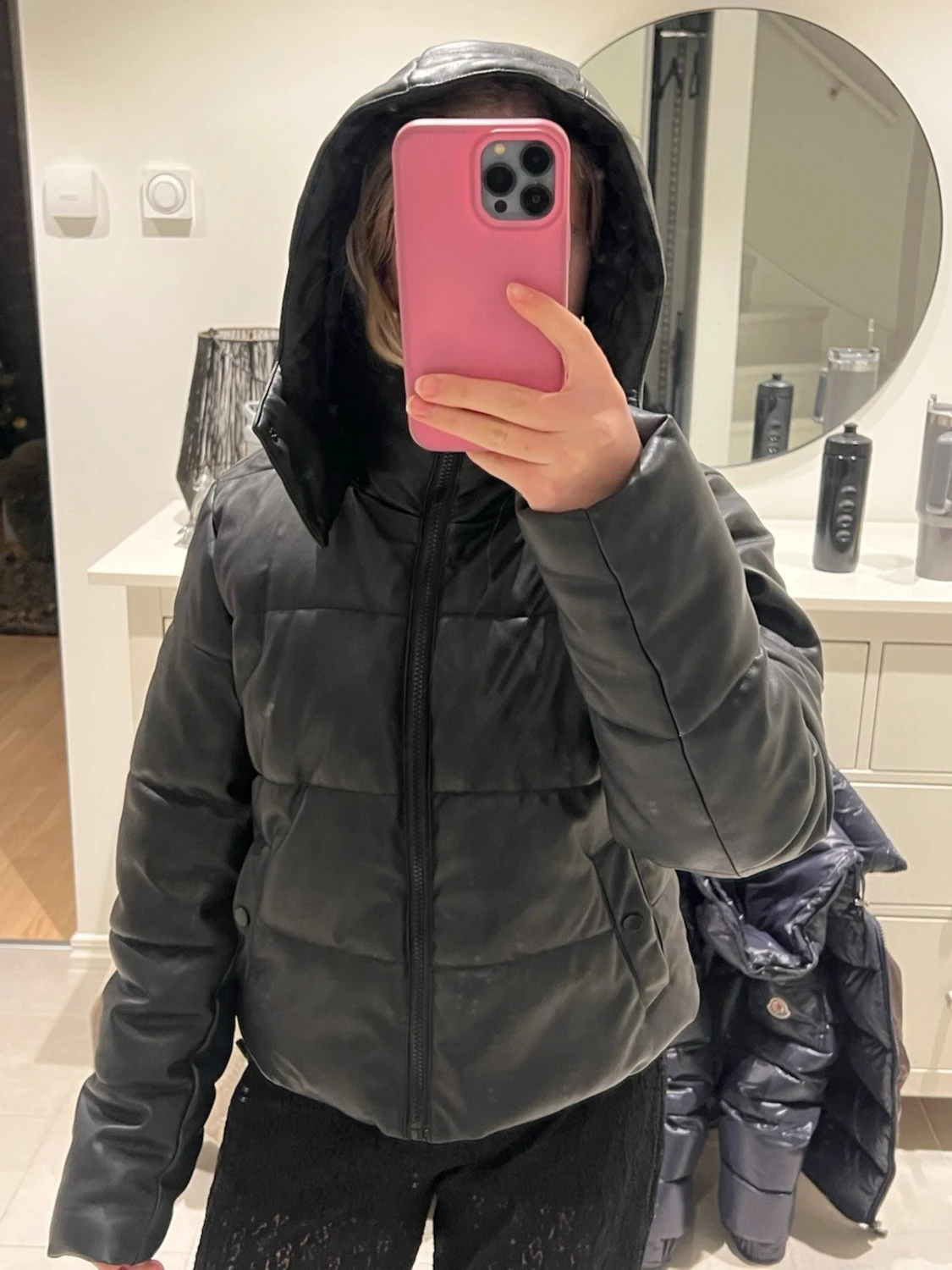 Svart pufferjacka i skinnimitation - 1