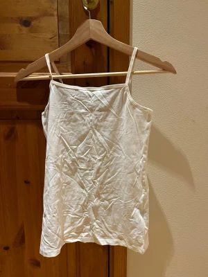 Vitt linne  - Vitt Basic linne från H&M i storlek 158/164. Väl använd. Djur och rökfritt hem.