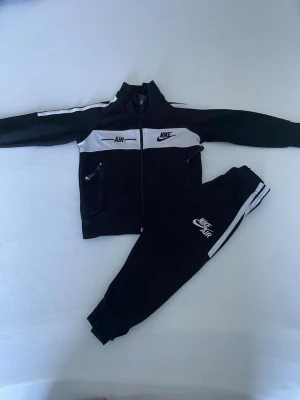 Nike/ Adidas - mjukis set - 1/2 år - Jag säljer både Nike och Adidas setet, dem är använda ett par gången. Storleken är 18-24 månader på båda.