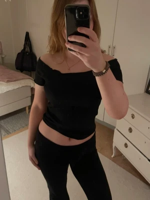 Svart off shoulder topp, M - Super fin svart off shoulder topp! Nytt skick! 🩷🩷