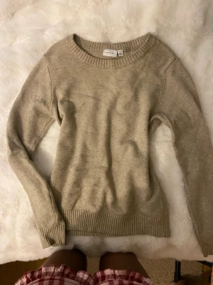 Beige stickad tröja  - En supersnygg och härlig stickad tröja som inte alls är sticksåg och har en underbart material. Denna säljs eftersom att den tyvärr inte är min stil längre!🩷🩷