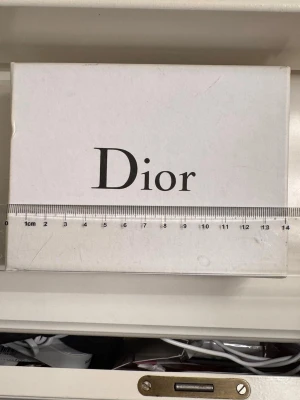 Vit ask från Dior - Vit ask från Dior. 14x10,5cm. Hämtas på Hägerstensåsen eller skickas. 