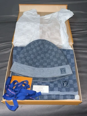 Blå rutig stickad Louis Vuitton väst - jag tar byten beror på vad det är man får med allt i bilden pris kan diskuteras vid snabb affär de pr helt nya inga problem alls