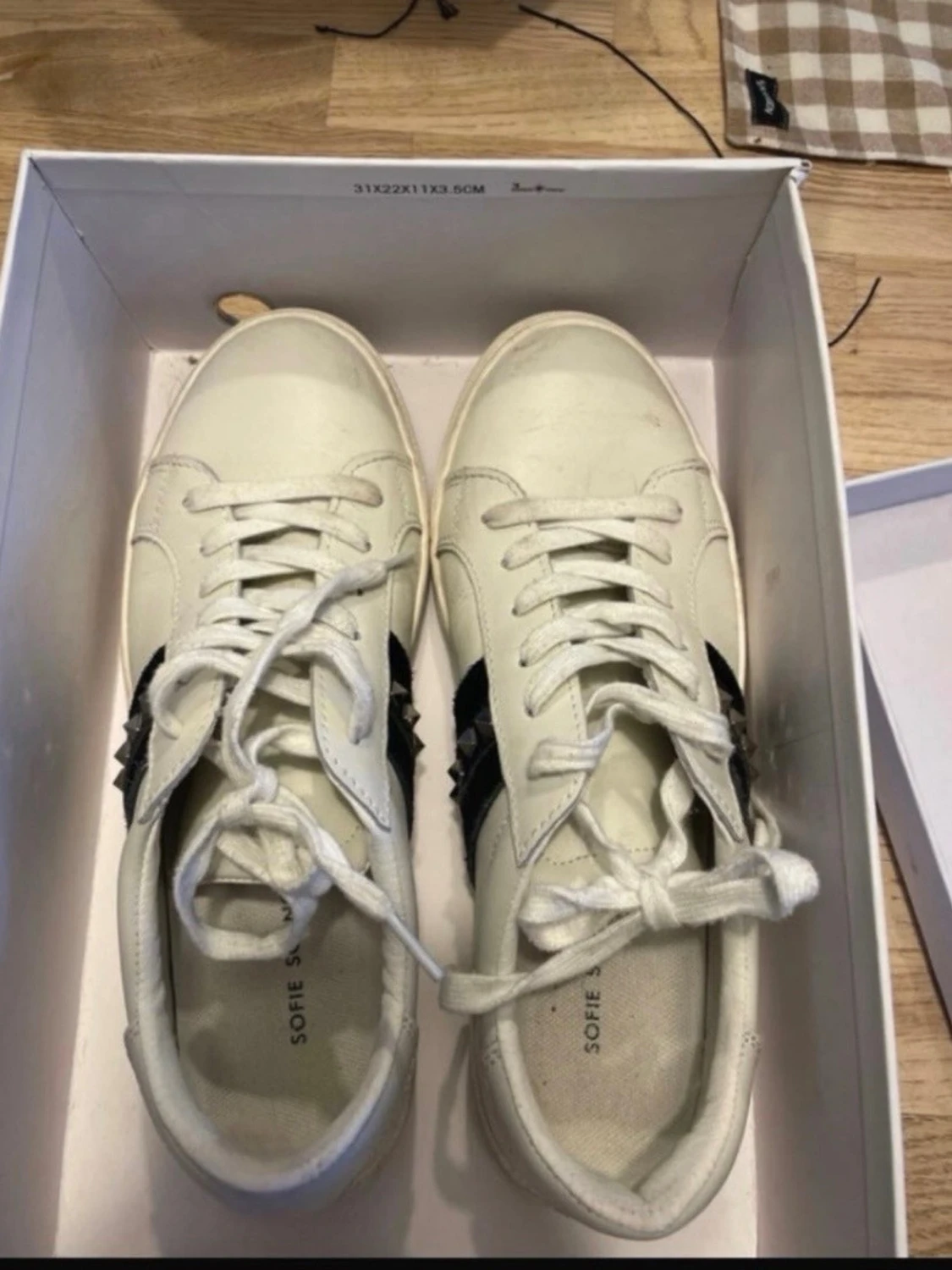 Vita sneakers från Sofie Schnoor - 1