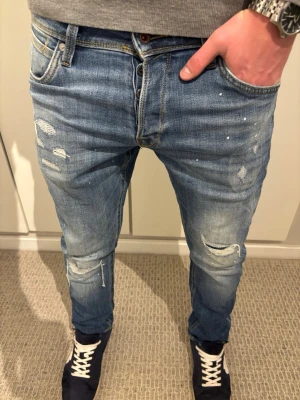 Slim Glenn Jeans med Slitningar Jack&Jones - Tja! Säljer dessa riktigt snygga och limiterade jeans ifrån Jack & Jones | W29 L30 | Jag på bilden är 182! | Hör av er vid minsta lilla fundering🙌