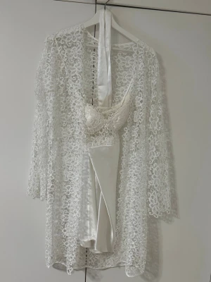 Vit spetsväst med satin och blommönster - En natt set med klänning, över klänning och två pyjama set. One size