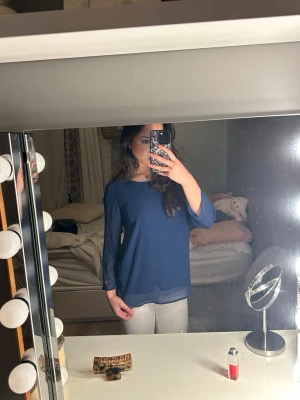 Blå blus med djup rygg  - Kedjan är avtagbar!