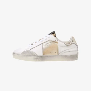 Pepe Jeans vita, guldiga sneakers - Snygga sneakers från Pepe Jeans i vitt skinn med guldiga detaljer på sidan knappt använda i nyskick 💓