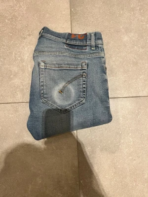 Dondup George - Tjena, säljer nu dessa riktigt snygga dondup george i Stl 31. Dom är i bra skicka utöver de defekter som man ser på bilderna, (Men enligt mig så gör defekterna bara jeansen fetare och mer unika). Nypris 3000✅Vid minsta funderingar så är det bara att höra av sig//Allt gott