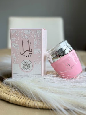 Yara hand- och kroppslotion rosa - Söt hand- och kroppslotion från Yara i en lyxig rosa burk med silverlock. Förpackningen har eleganta blommönster och arabiska bokstäver. Perfekt för dig som vill ha en återfuktande lotion med exklusiv känsla.