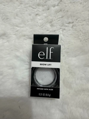 e.l.f. Brow Lift ögonbrynsgel - e.l.f. Brow Lift är en transparent ögonbrynsgel som formar och fixerar brynen hela dagen. Produkten kommer i en rund burk och är berikad med aloe vera för extra vård. Perfekt för att skapa fluffiga och definierade bryn.