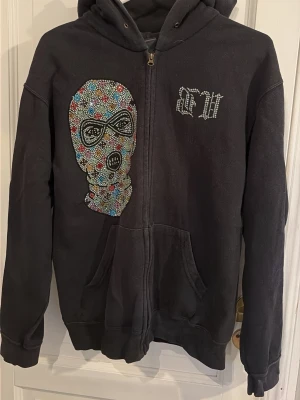 Bvaldi zip hoodie - Hoddien är i fint skick och är från Bvaldi, säljs pågrund av att den är för liten. 