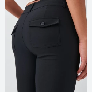 Y2k trousers ginatricot  - Använd 2 gånger. inga defekter!. Passar mig som är 160cm lång. Sytt längden hos en skräddare 