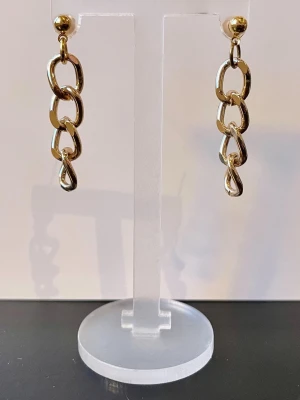 NYTT örhängen  - Nytt, guldig kort kedja