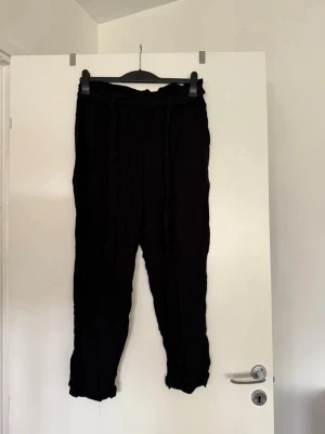 Byxa med snörning  - Storlek 44. Använda. Tunt material. 