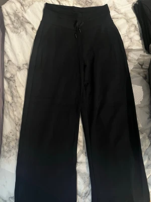 Luftiga mjukisbyxor från Soc - Sköna, luftiga mjukisbyxor som är raka i benen. Väldigt skönt material som är stretchigt. Det går att vika ner kanten så det blir lågmidjat. 