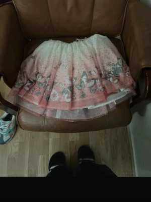 Girls Tulle Skirt with Butterfly Print – Pink & White - Beautiful girls tulle skirt from H&M in soft pink and white tones with a cute butterfly print. Layered mesh/tulle design that gives a lovely, fluffy look – perfect for parties, birthdays or everyday wear. Size: 140 cm / 10 years Brand: H&M Condition: New without tag Color: Pink & white Elastic waistband for a comfortable fit Smoke-free home. Feel free to message me if you have any questions 🌸