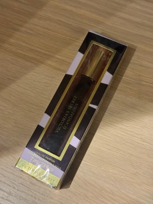 Victoria's Secret Scandalous rollerball - Smidig rollerball-parfym från Victoria's Secret, perfekt att ta med i väskan. Volym: 7 ml (0.23 fl oz). Snygg förpackning med svart och guld detaljer.