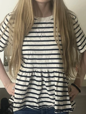 Randig topp med volang - En randig topp från ZARA i S, aldrig använd. 