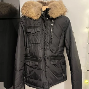 Äkta Hollies vinterjacka - Säljer min äkta Hollies jacka i modellen livigno, som kommer med en pälskrage pga. den inte kommer till någon användning. Jackan har använts under en vinter men har inga skador eller repor och ser därför helt ny ut. Pris går att diskutera🤎