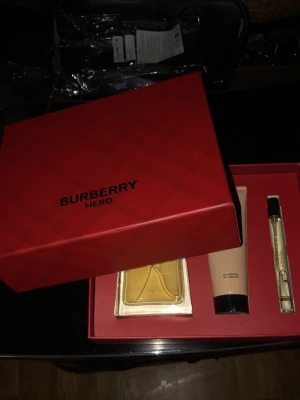 Burberry Hero parfymset - Burberry Hero parfymset med eau de toilette (100 ml), duschgel (75 ml) och miniflaska (10 ml). Ingredienser: alkohol denat., parfym, limonene, linalool, citronellol, geraniol, m.fl. Perfekt present till dig som gillar stilrena klassiker.