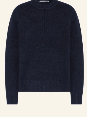 Mörkblå stickad tröja Acne Studios - Säljer en mörkblå stickad tröja från Acne Studios i 100% ull. Tröjan har rund hals, ribbade muddar och lång ärm. Perfekt för dig som gillar stilrena och klassiska plagg med premiumkänsla. Passar dig som vill ha en enkel men snygg look. Säljer den för att den är för liten. Passar mer XS än vad den gör S. Byten är intressant för en annan blå tröja. 