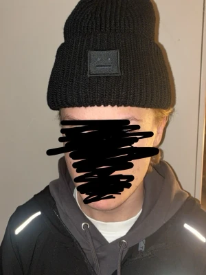 Svart mössa Acne - Säljer en  svart mössa från Acne Studios endast använd ett par gånger. 