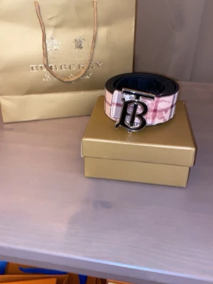 Bälte  - Mycket fint bälte. Med två sidor