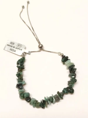 Grönt armband  med justerbar kedja - Unik armband med gröna stenar i olika nyanser, trädda på en tunn silverfärgad kedja med justerbar låsning. Stenarna ger ett naturligt och bohemiskt intryck och kedjan har små silverkulor i ändarna. Perfekt för dig som vill sticka ut med accessoarer.