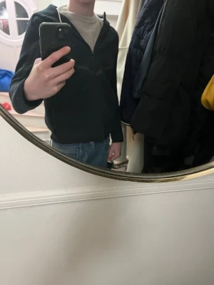 Svart Nike tech - Säljer en svart Nike täck som inte har användts mycket för 275 kronor priset är diskuterbart hör gärna av er mid minsta tanke av att köpa