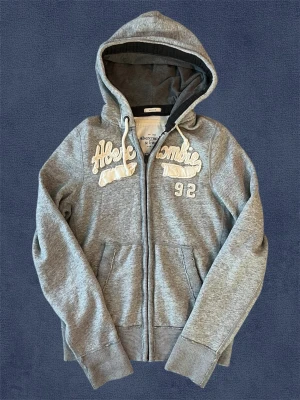 Abercrombie & Fitch Hoodie - Säljer nu denna populära hoodien från Abercrombie Fitch. Storlek M men passar också S. Modellen är 184, 67kg. Finns vissa revor men är en del av design. Skriv vid frågor