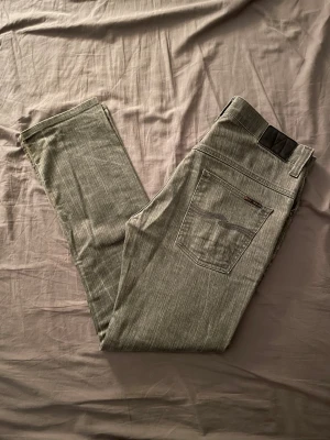 Nudie jeans  - Gråa nudie jeans i fint skick. Storlek 32/34 i modellen thin finn. Priset kan diskuteras.