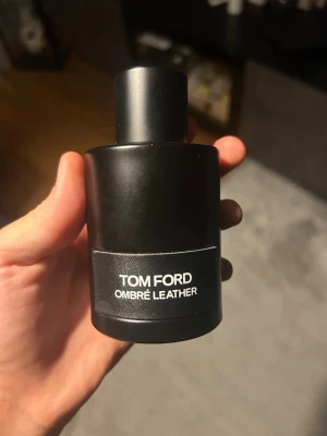 Tom Ford Ombré Leather parfym - (Byter också) Från Tom Ford. Ombré Leather ger en lyxig känsla och passar perfekt för dig som vill sticka ut. 