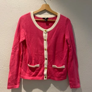 Stickad kofta  - Säljer denna stickade tröjan som är i mycket bra skick!. Vid fler bilder eller frågor är det bara att höra av sig. 