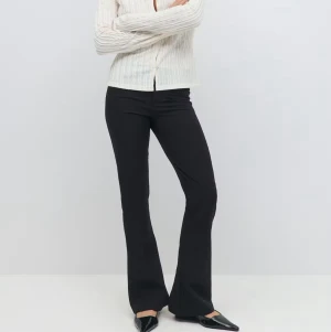 Svarta bootcut kostymbyxor - Trendiga kostymbyxor från Gina har bara testat dom och var för långa för mig därför säljer jag dom är i nytt skick.