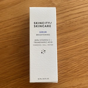Serum Skincity/Skincare - Oöppnat brightening serum 30 ml för alla hudtyper,  från Skincity/Skincare. Köpt för 499 kr 