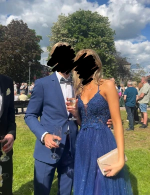 Marinblå glittrig balklänning med spets - Säljer min fina bal klänning💙 Den är köpt på Ruths i Västerås org pris 6000kr, jag säljer för halva priset. har en defekt på den innersta kjolen, se bild 3 och 4. Som man ser på bild 5 syns de inte utifrån då den har flera lager på kjolen och detta är innersta lagret, men kom med gärna pris förslag. Den har en slits på vänster ben och dragkedja i ryggen. Även en inbyggd bh. Jag är 175cm lång och den är i storlek S🩵Finns att testa i Köping, skriv för fler bilder 