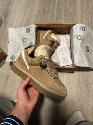 UGG LOWMEL / str 39 - Säljer dessa UGG Tasman. De är helt nya och oanvända, och lådan medföljer. Jag står för äktheten till 100%. Jag accepterar ENDAST betalning via PayPal, och jag skickar varje dag fram till 20:00 - Jag har över 100+ 5-stjärniga recensioner på Vinted, så oroa dig inte! ☺️