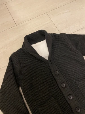 Stickad Cardigan - Tjena! Säljer denna riktigt sköna Cardigan✔️ Lurvig på insidan✔️ Passar S✔️Skriv vid minsta fundering✔️