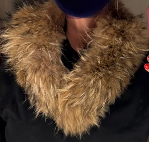 Äkta lyxig pälskrage  - Lyxig pälskrage i äkta tvättbjörnspäls från House of Saki. Färgen är beige/brun med inslag av svarta och ljusa strån, med klipps så den kan fästas enkelt på vilket som helst plagg. Använt fåtal gånger.