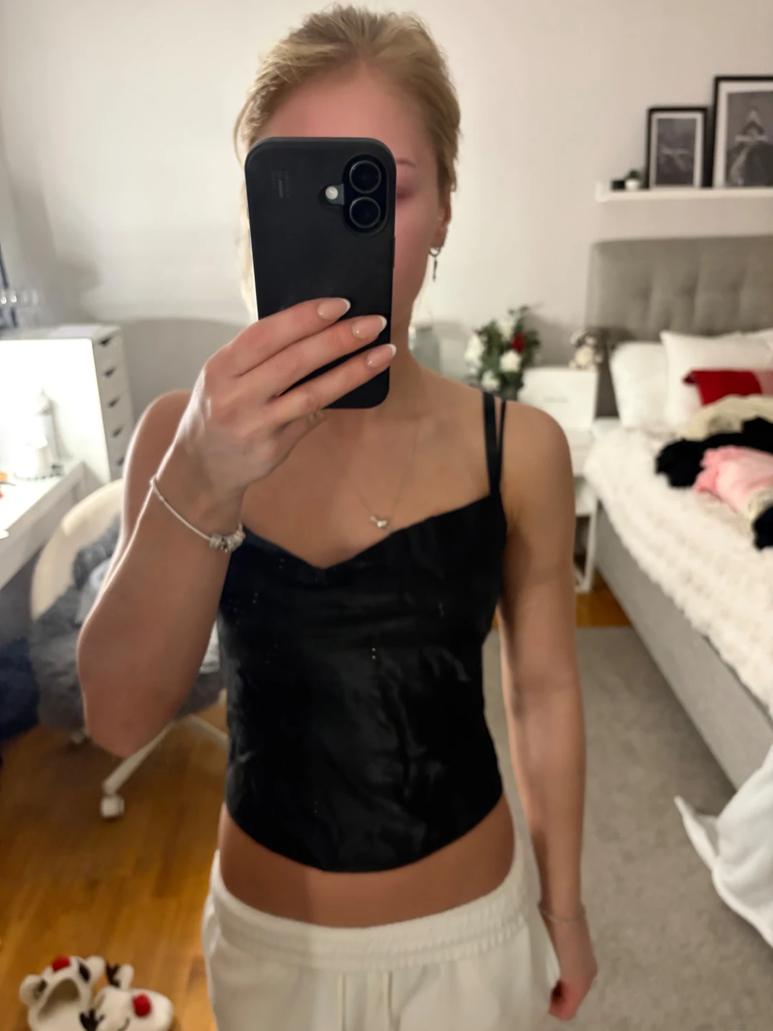 Svart satin korsettlinne med smala band