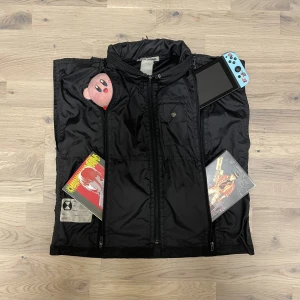 Final Home Väst - Final Home Survival väst från ca 1998.  Zip/pocket galore. Inga flaws förutom färg som gått bort lite på dragkedjorna. 