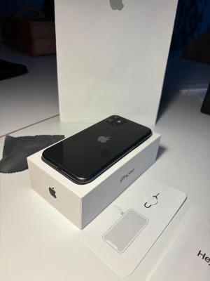 iPhone 11 - Mycket bra skick inga skador eller sprickor allt funkar perfekt.Jag Har haft det sedan ny 2019 och jag säljer den för att jag har köpt en ny telefon batteri hälsa är 74 men inget som märks av särskilt mycket. Inget har blivit bytt eller lagat. Laddare följer inte med MVH theo